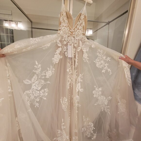 New Wedding Dress- Romantic lace and tulle A-line spaghetti strap Allure Bridals - Picture 6 of 13